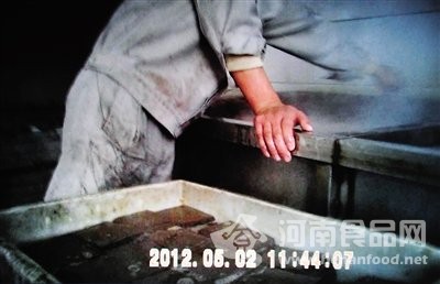 血豆腐加工車間，工人將豬血勾兌成假鴨血。