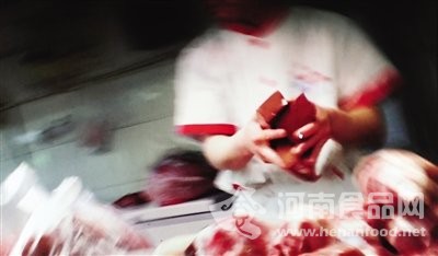 稻香村北師大店內，一名售貨員正在銷售自稱中瑞食品廠送來的鴨血