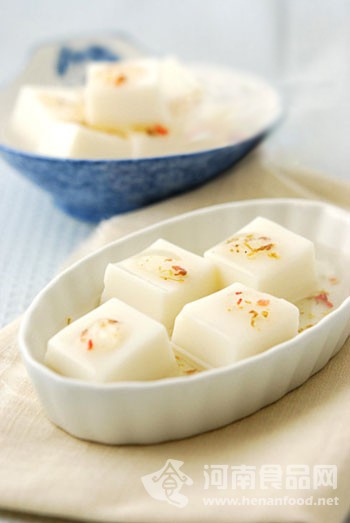 降溫美食：杏仁豆腐（圖）