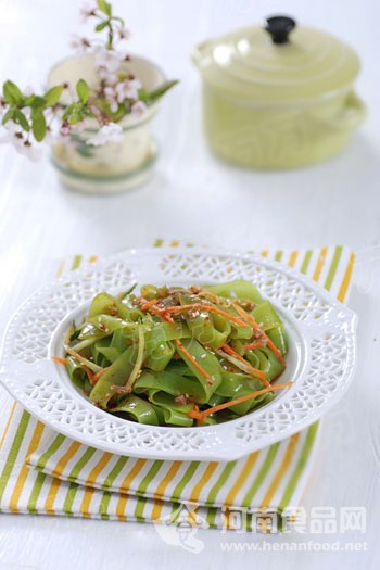 降溫美食：自制綠色涼皮（圖）