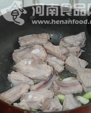 茶膳美食：普洱茶燉排骨（圖）