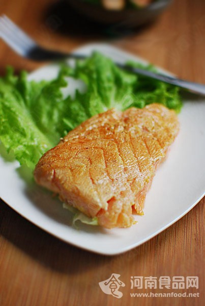 茶膳美食：茶香熏三文魚（圖）