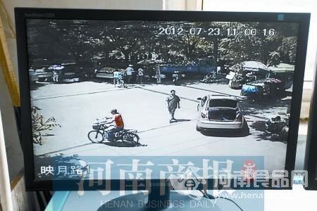 【道德】“橙衣男”偷走近6旬老兩口街頭賣瓜錢  你于心何忍？（圖）