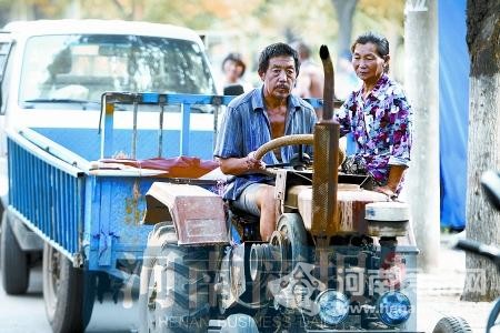 【道德】“橙衣男”偷走近6旬老兩口街頭賣瓜錢 你于心何忍?(圖)