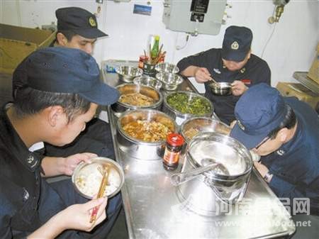 航行途中官兵就餐