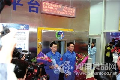 昨天下午，兩名參試乘員走出密閉實驗艙