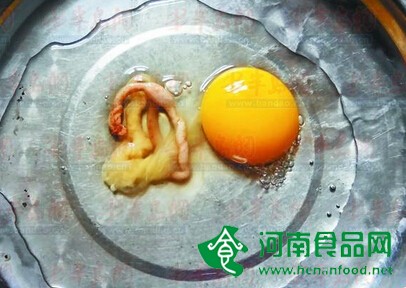 雞蛋里長“雞腸子” 專家稱是肉斑蛋不提倡食用