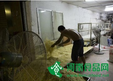 熱干面黑作坊僅晚上開工：工人摳腳后接觸面粉